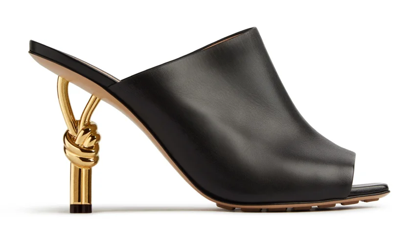 ต้อนรับซัมเมอร์นี้กับรองเท้ารุ่น Knot Mules จาก Bottega Veneta